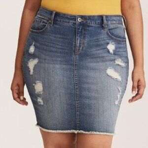 Torrid NWT size 4 (26W) Denim Mini Skirt - Distressed Medium Wash